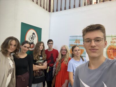 Ученици италијанског језика 1.разреда су у петак 19.9.2025.посетили изложбу у холу Историјског архива града Кикинде. Имали су могућност да се упознају са традицијом дугом четири деценије и добили су задатак да у паровима направе на италијанском језику дигиталне плакате у вези тема које су их највише заинтригирале.